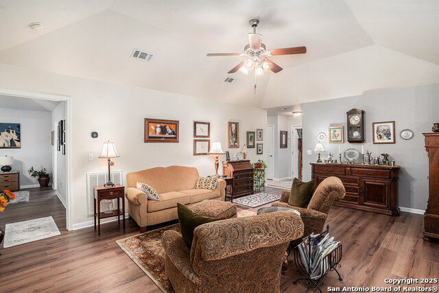 Listing photo id 2 for 2135 Bentwood