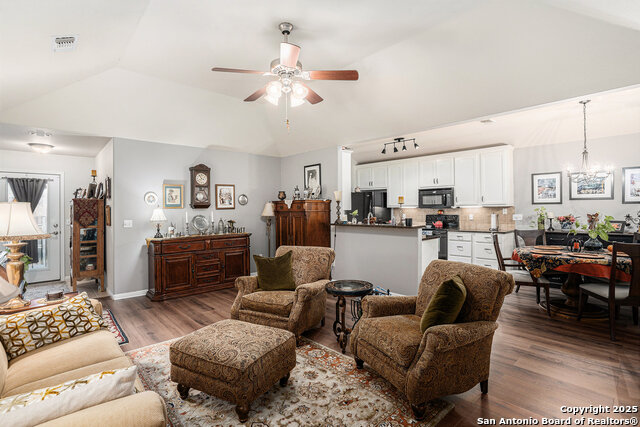 Listing photo id 4 for 2135 Bentwood