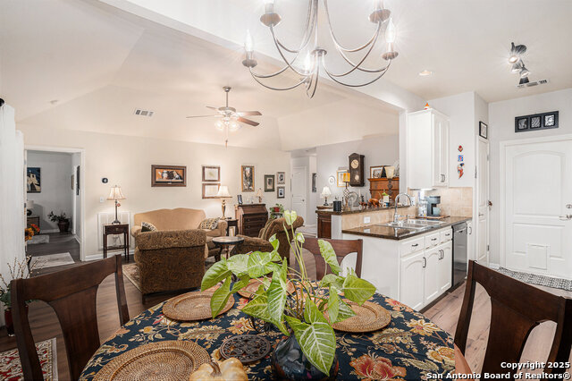 Listing photo id 6 for 2135 Bentwood