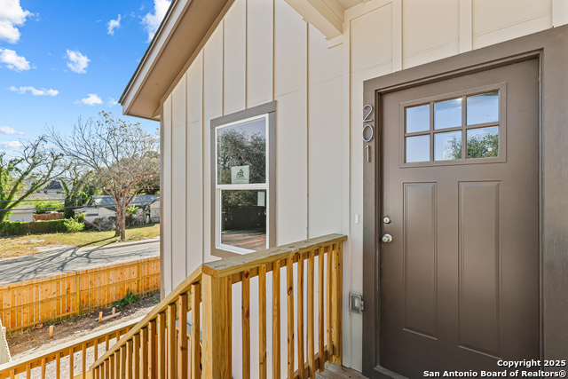 Image 22 of 38 For 851 Porter St