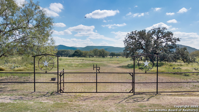 Listing photo id 42 for 000 Ranch Road 2631