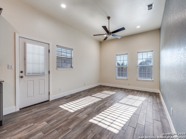 Image 25 of 40 For 223 River Park