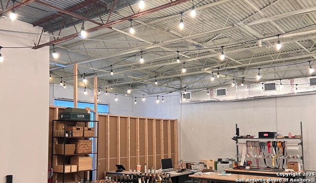 Listing photo id 1 for 559 Eleanor Ave