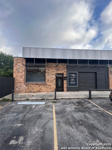 Listing photo id 3 for 559 Eleanor Ave