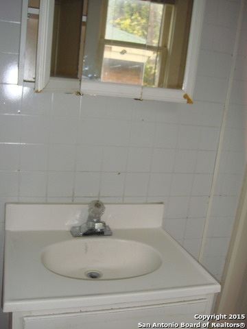 Image 4 of 7 For 925 Woodlawn Garage