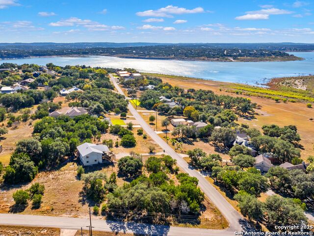 Listing photo id 8 for 826 Lake Island