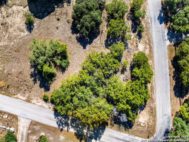 Listing photo id 9 for 826 Lake Island