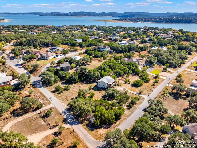 Listing photo id 10 for 826 Lake Island