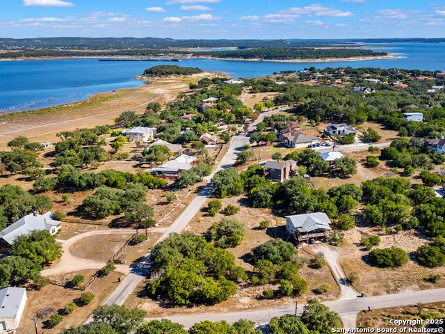 Listing photo id 11 for 826 Lake Island