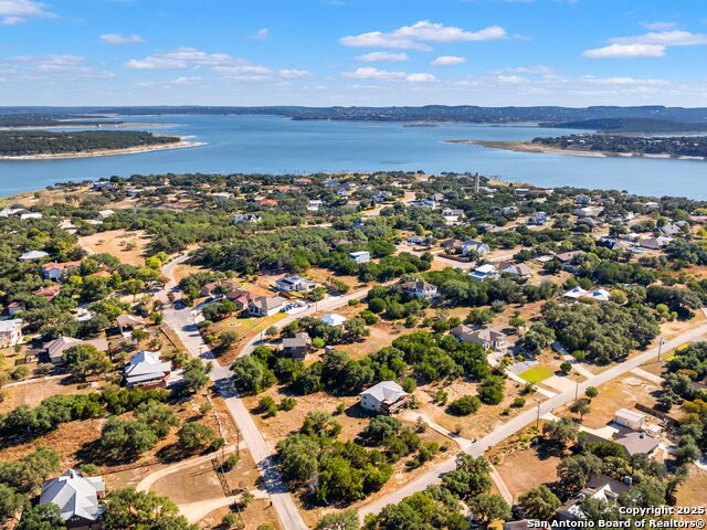 Listing photo id 14 for 826 Lake Island