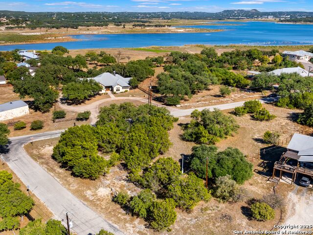 Listing photo id 2 for 826 Lake Island