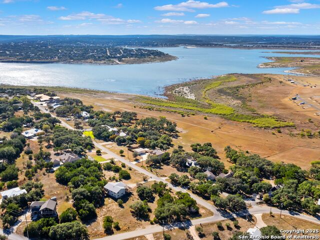 Listing photo id 3 for 826 Lake Island