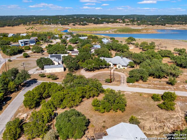 Listing photo id 4 for 826 Lake Island