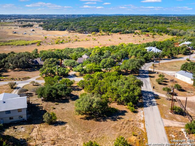 Listing photo id 5 for 826 Lake Island