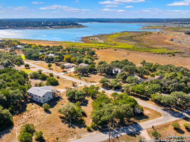 Listing photo id 6 for 826 Lake Island