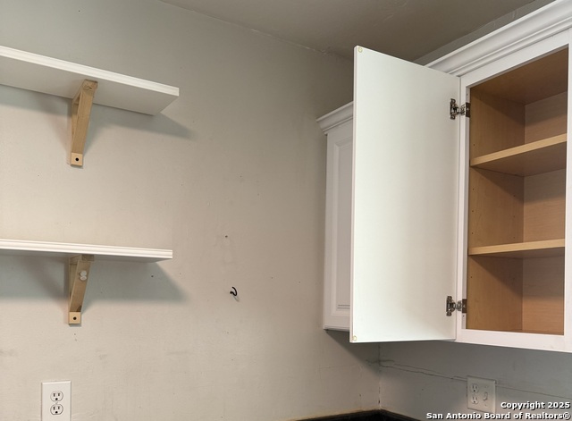 Image 6 of 8 For 907 Dove Ave