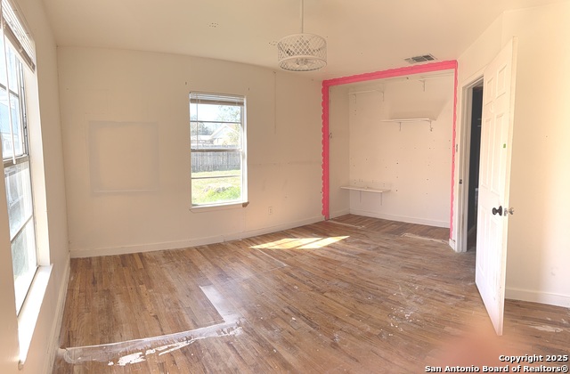 Image 8 of 8 For 907 Dove Ave