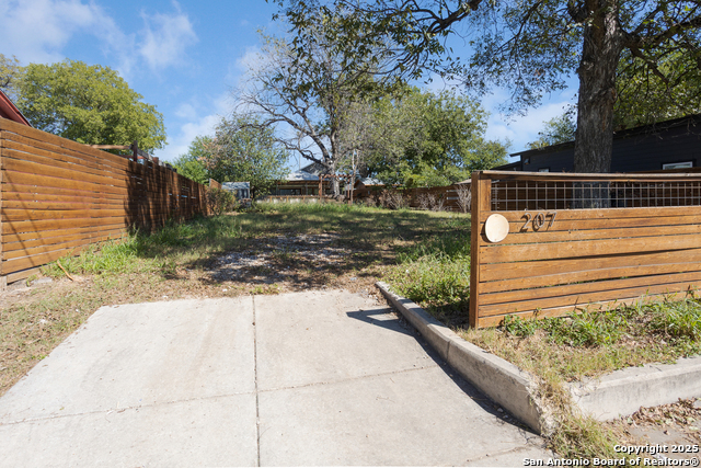 Image 4 of 11 For 207 Forrest