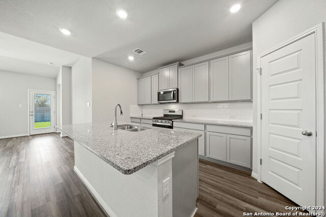 Listing photo id 8 for 11636 Folsom Pass