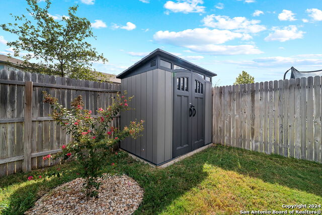 Listing photo id 28 for 11636 Folsom Pass