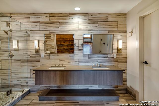 Image 20 of 34 For 219 Alamo St N 401