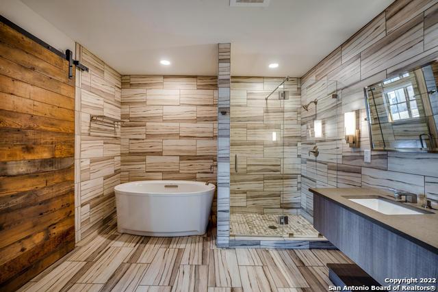 Image 23 of 34 For 219 Alamo St N 401