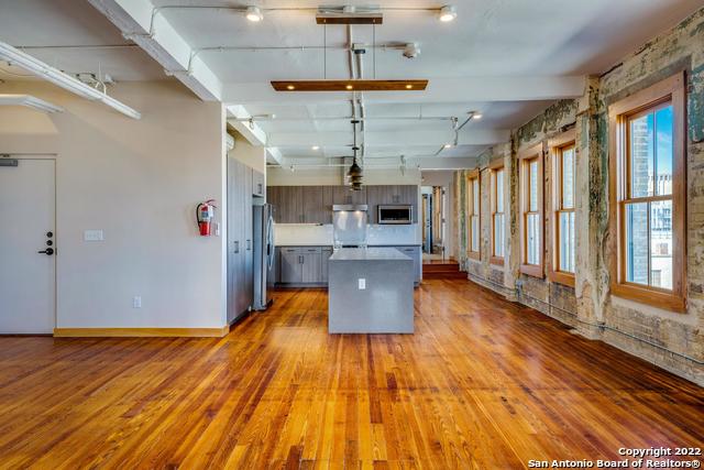 Image 4 of 34 For 219 Alamo St N 401