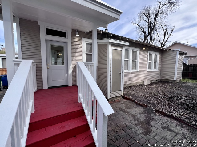 Image 2 of 11 For 610 Croft Trace Ln