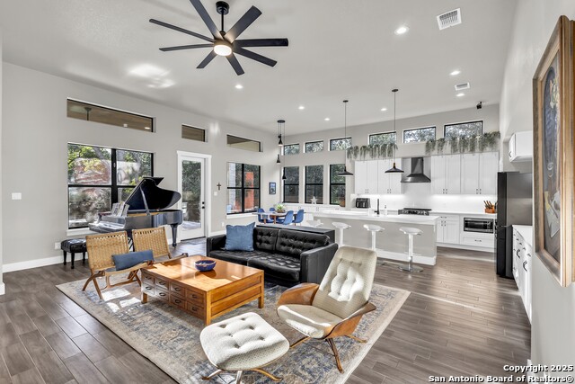 Image 7 of 39 For 110 C Chisholm