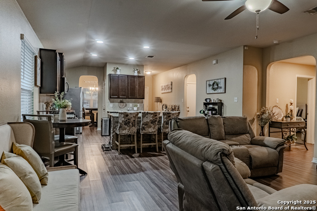 Image 16 of 30 For 13011 Maestro Spark