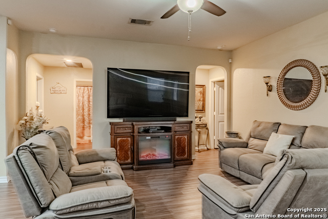 Image 17 of 30 For 13011 Maestro Spark