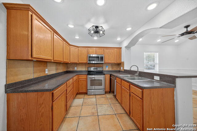 Listing photo id 13 for 3343 Reforma Dr.