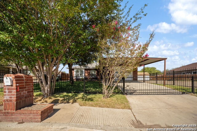 Listing photo id 2 for 3343 Reforma Dr.