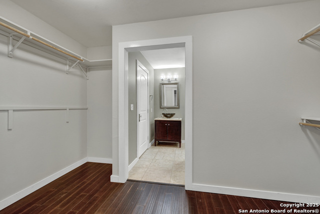 Listing photo id 11 for 1050 W. Coll