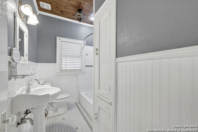 Listing photo id 14 for 1050 W. Coll