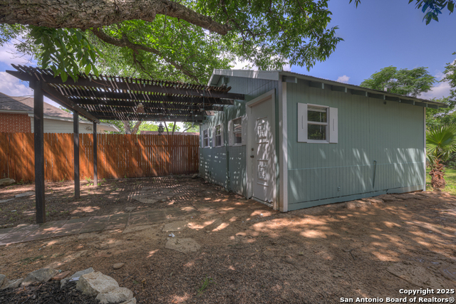 Listing photo id 20 for 1050 W. Coll