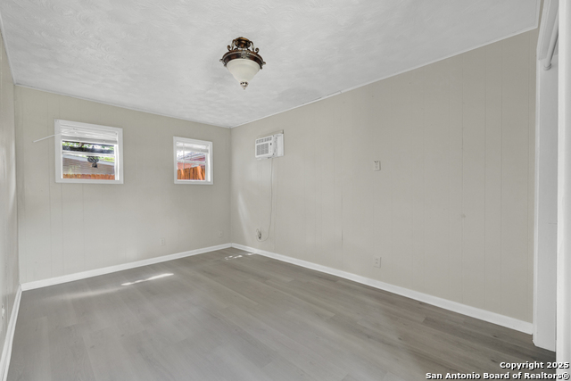 Listing photo id 21 for 1050 W. Coll