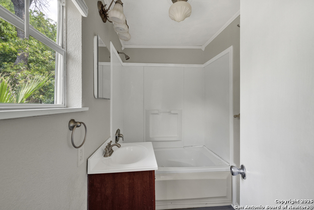 Listing photo id 22 for 1050 W. Coll