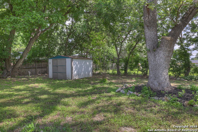 Listing photo id 23 for 1050 W. Coll