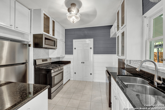 Listing photo id 4 for 1050 W. Coll