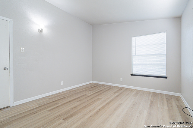 Listing photo id 16 for 6134 Cedar Valley