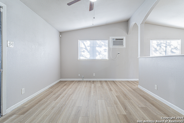 Listing photo id 3 for 6134 Cedar Valley