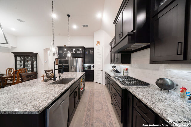 Image 12 of 25 For 1718 Dunvegan Park