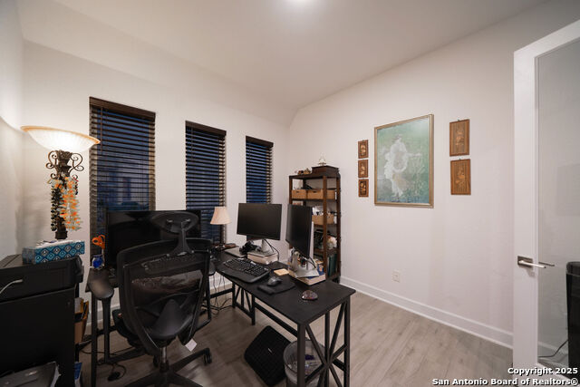 Image 5 of 25 For 1718 Dunvegan Park