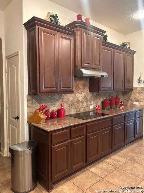 Listing photo id 13 for 6934 Laura  