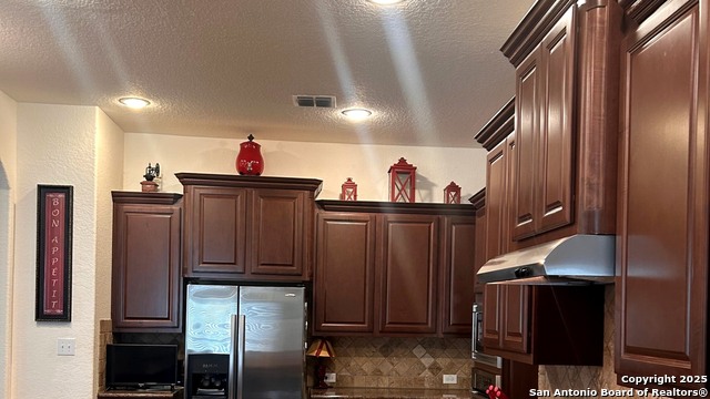 Listing photo id 18 for 6934 Laura  