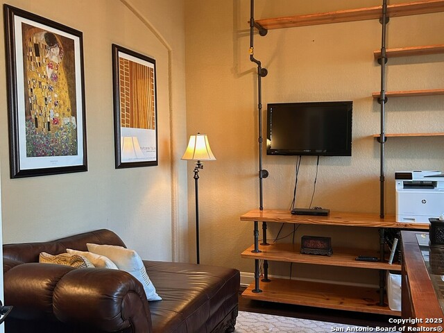 Listing photo id 2 for 6934 Laura  