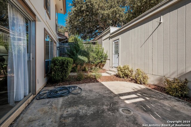 Image 17 of 19 For 11303 Vance Jackson B3