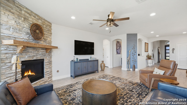 Image 3 of 46 For 820 Silverberry