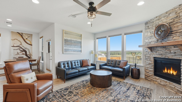 Image 4 of 46 For 820 Silverberry